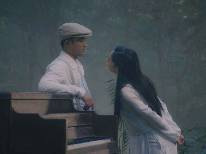 “Ban đầu, mọi người trong đoàn lo là chúng em khó có thể hoàn thành những cảnh quay giữa hai nhân vật. Tuy nhiên trong quá trình làm việc, em và anh Đam trò chuyện với nhau nhiều hơn, bàn bạc để tìm ra phương án tốt nhất để thể hiện nhân vật. Em phải tưởng tượng mình chính là nhân vật, hòa nhập hoàn toàn vào câu chuyện. Sau nhập vai quá, có những phân cảnh, chúng em diễn một đúp ăn ngay (cười)”, Thùy Linh chia sẻ trên Tiếng Nói Việt Nam về sự hợp tác với Doãn Quốc Đam. Ảnh: Dân Trí.