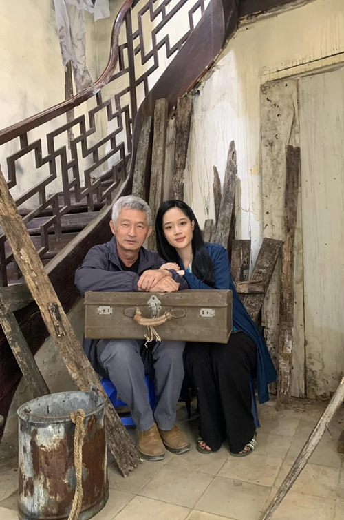 Thùy Linh được một số người bạn tại trường Đại học Sư phạm Nghệ thuật Trung Ương giới thiệu cho đi casting phim Đào, phở và piano. Ban đầu, cô được chọn đóng vai cô ả đào, nhưng sau hai lần casting, lại được diễn vai nữ chính. Ảnh: Dân Việt.