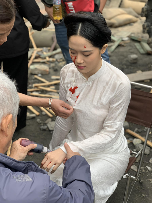 Thùy Linh gặp một số chấn thương khi quay phim. “Ví dụ như cảnh em chạy từ trong ga tàu ra, những cảnh chạy nhảy, hay cảnh cuối ôm bom lao vào xe tăng, cảnh đấy mấy lần em bị đập vào xe tăng, không có gì che chắn nên cơ thể nhiều chỗ bầm tím”, cô kể. Ảnh: Dân Việt.