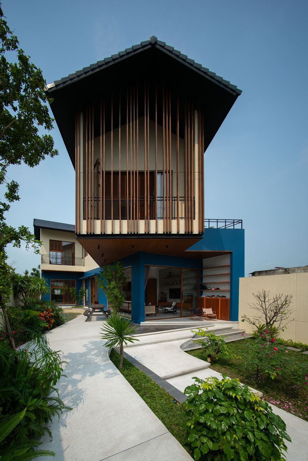 Phong’s Villa - một căn biệt thự nhỏ hiện đại, nằm trên khu đất 600m2, tại Hòa Vang (Đà Nẵng) rất ấn tượng.Một trong những điểm nhấn đặc biệt của ngôi nhà là mái hiên vươn xa khỏi tầng 1 dài đến 6,7m, được kiến trúc sư Võ Văn Thành và các kỹ sư của Milimet Vuông tính toán chính xác và an toàn.