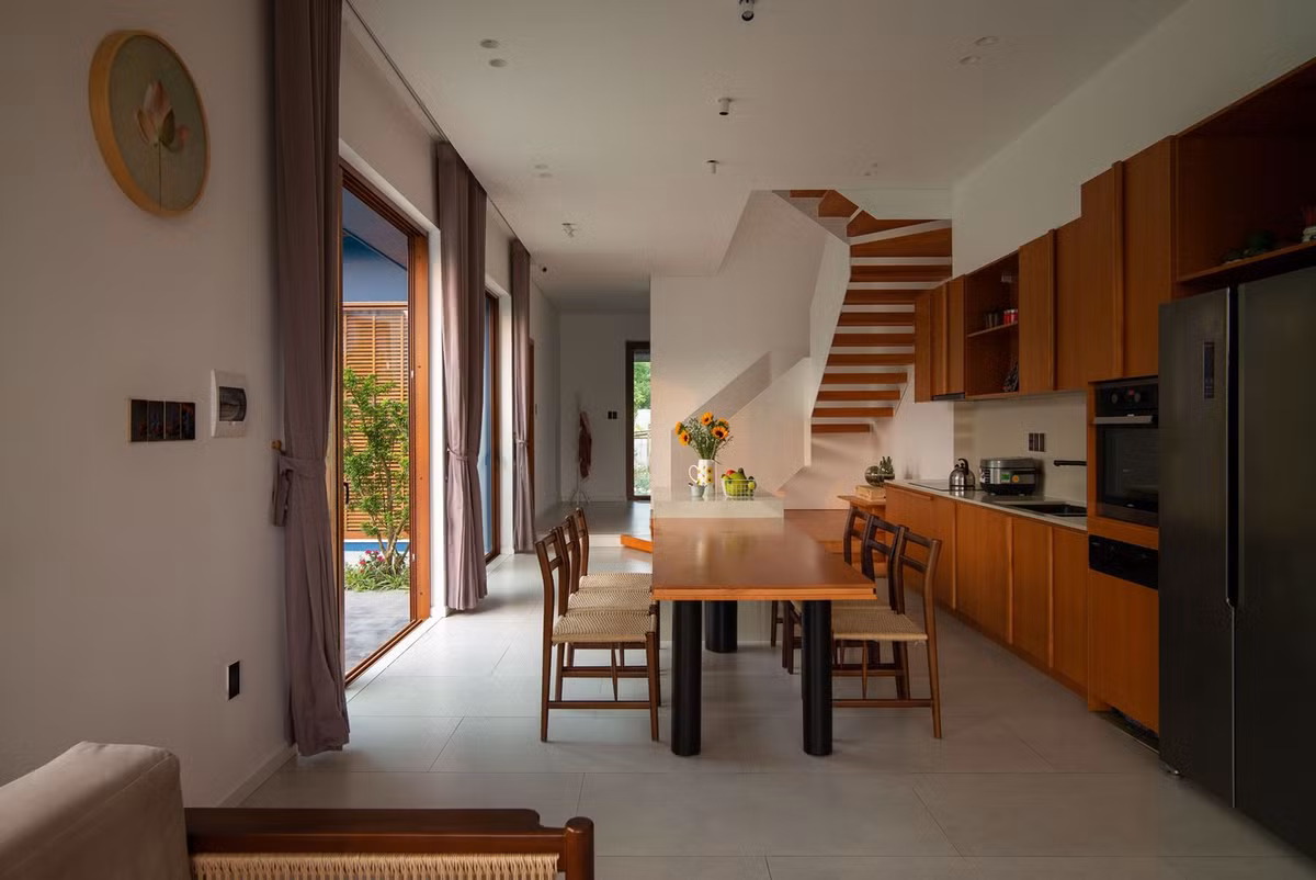 Toàn bộ bên trong ngôi nhà được thiết kế theo lối không gian mở, nên các phòng được thiết kế lấy trọn vẹn ánh sáng và thông gió tự nhiên.