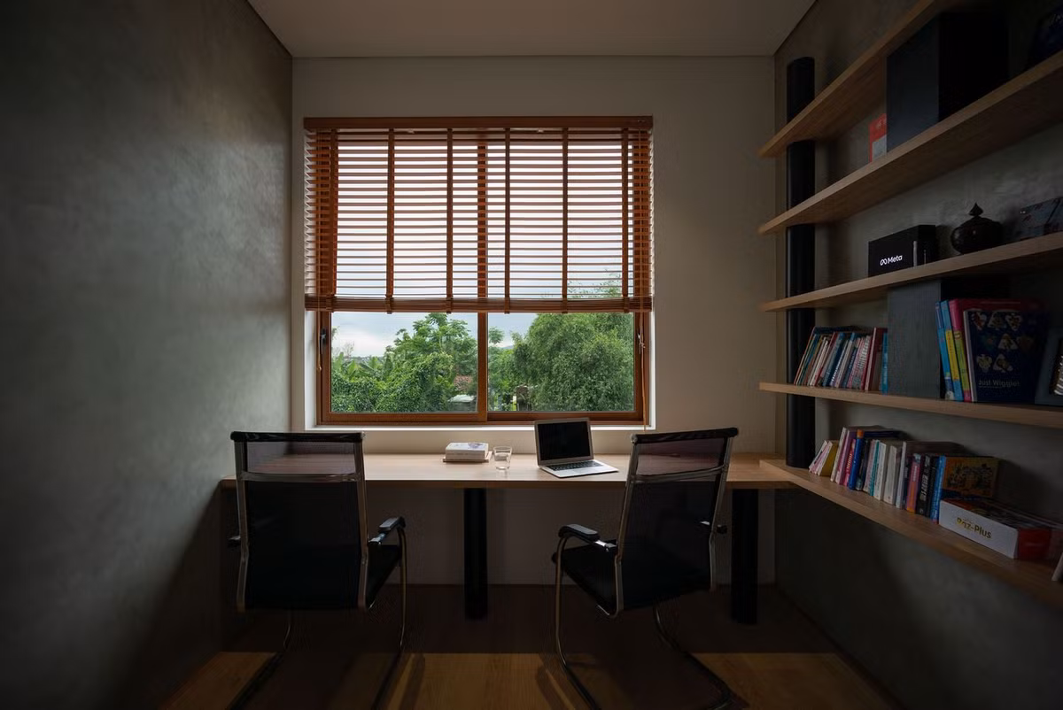 Một góc làm việc vừa nhiều ánh sáng, vừa có thể phóng tầm mắt ra bên ngoài.