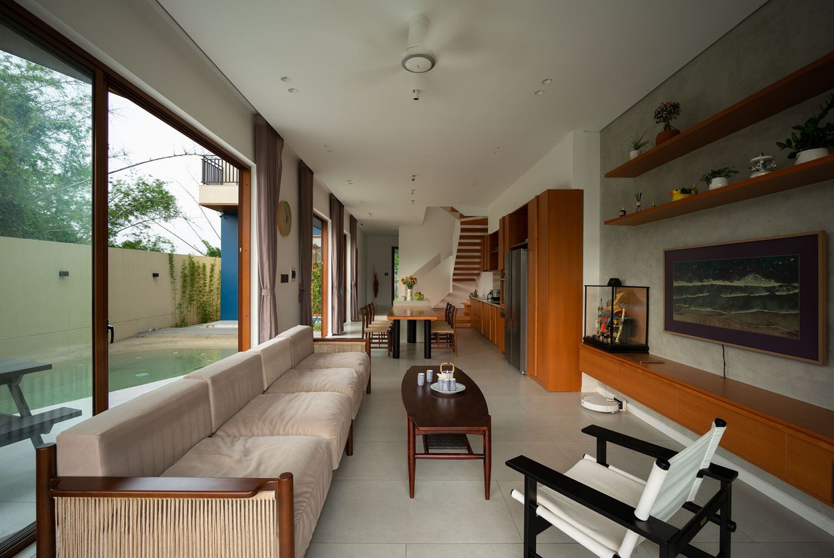 Biệt thự có phòng khách, bếp, 3 phòng ngủ, 1 phòng làm việc và các không gian chung khác.