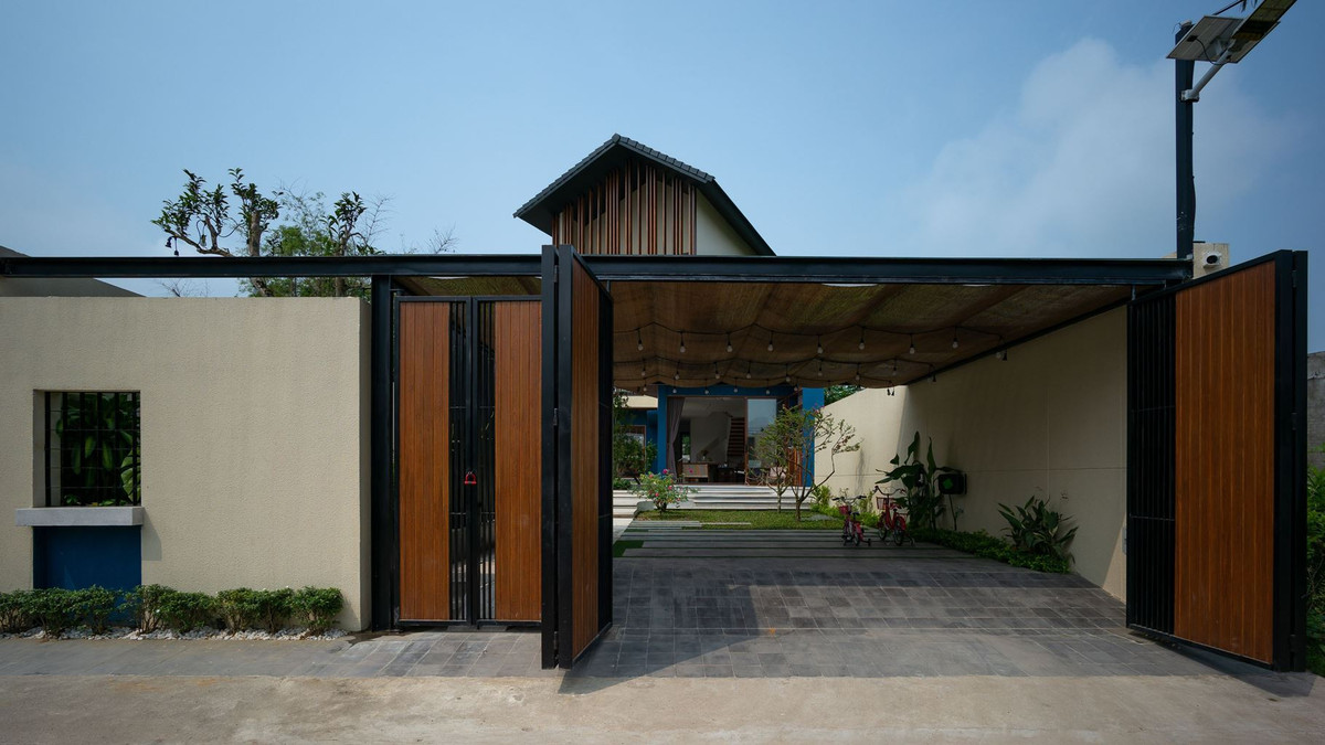 Chia sẻ với VietNamNet, đại diện đơn vị thiết kế cho biết, mái hiên vươn xa được thiết kế chỉ tăng cường thêm số lượng sắt thép và không sử dụng công nghệ khác. Tổng thể ngôi nhà theo âm hưởng Tropical style, sử dụng các chất liệu chính như gỗ, cây xanh, mang đến không gian nhiệt đới ấn tượng. Bên trong nội thất được tối giản; kết hợp những giải pháp sử dụng vật liệu chống nóng... hợp lý, an toàn, cải thiện và nâng cao chất lượng môi trường sống.Theo đơn vị thiết kế và thi công, thời gian xây dựng hoàn thiện biệt thự là 8 tháng, chi phí 3,8 tỷ đồng, chưa bao gồm thiết bị điện tử.