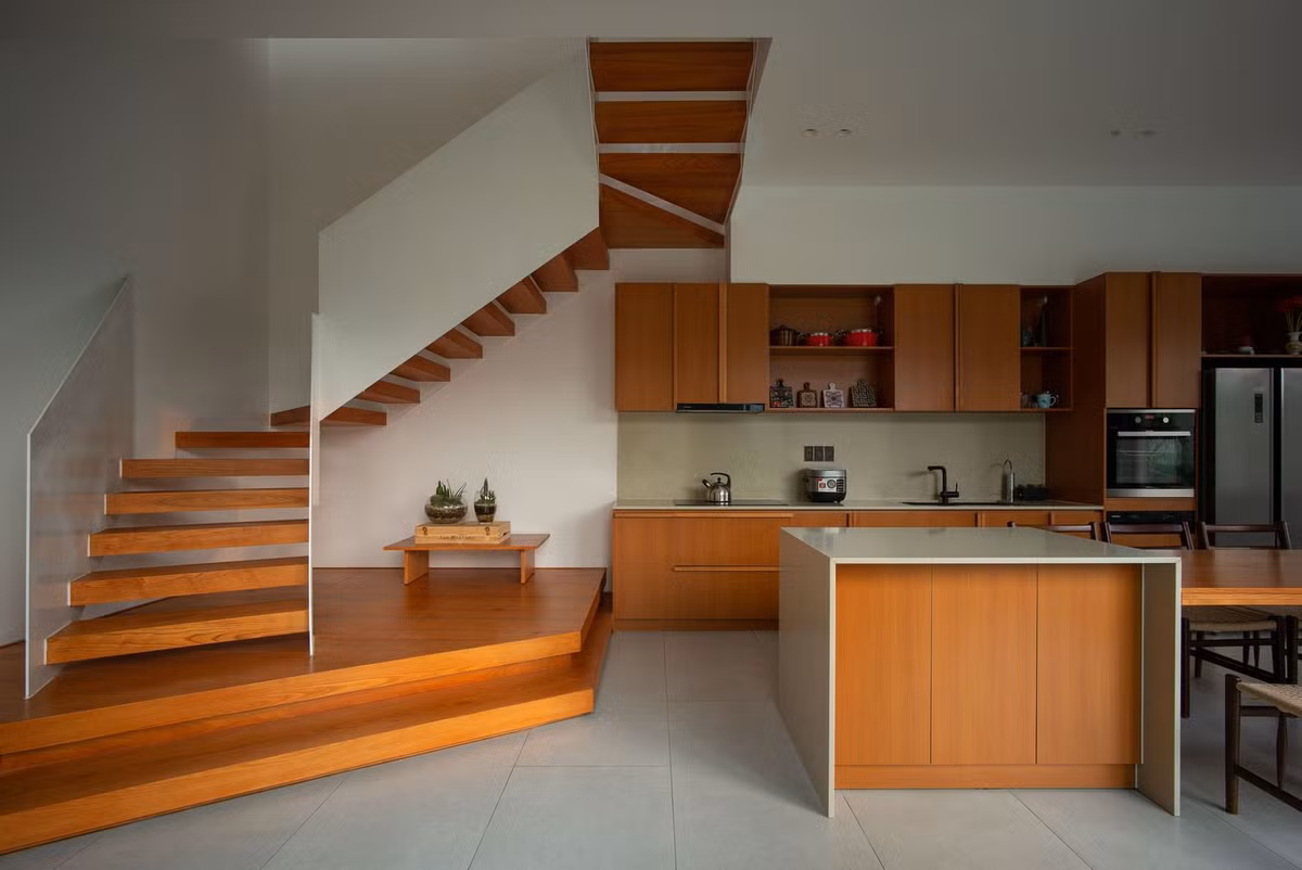 Không gian bếp được tận dụng tối đa các diện tích như gầm cầu thang được kê chiếc bàn nhỏ xinh.