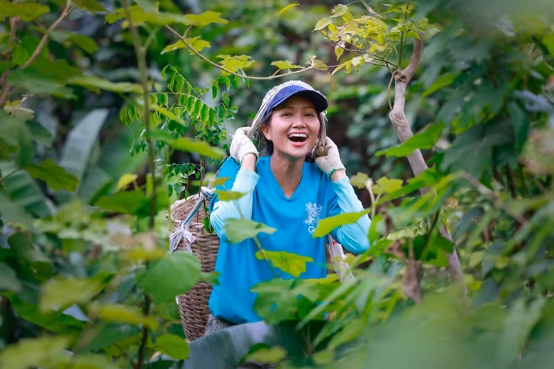 Mới đây, khi ủng hộ 86,4 triệu đồng cho một trung tâm bảo tồn thiên nhiên để thực hiện dự án trồng rừng tại Thanh Hóa, H'hen Niê bị một số cư dân mạng chê đóng góp ít. Người đẹp chia sẻ trên Dân Trí về những bình luận trái chiều: "Thôi thì tôi có ít thì làm ít, mọi người có chê thì tôi vẫn làm. Tôi tin rằng "góp gió thành bão", cũng không phải lần đầu tôi trồng rừng, miễn sao tôi có thể góp một chút cho những khu rừng là được rồi. Tôi cũng từng nhiều lần gặp tình huống bị chê bai như thế, vài lần thì tôi có thể giữ nỗi buồn, nhưng cứ lặp đi lặp lại, tôi nghĩ mình phải lên tiếng".