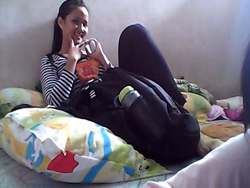 Vì hoàn cảnh gia đình khó khăn nên từ nhỏ, H'hen Niê cùng các anh chị em đều phụ giúp bố mẹ nhiều việc như: xách nước, cắt cỏ, chăn trâu chăn trò, cấy lúa, hái cà phê.