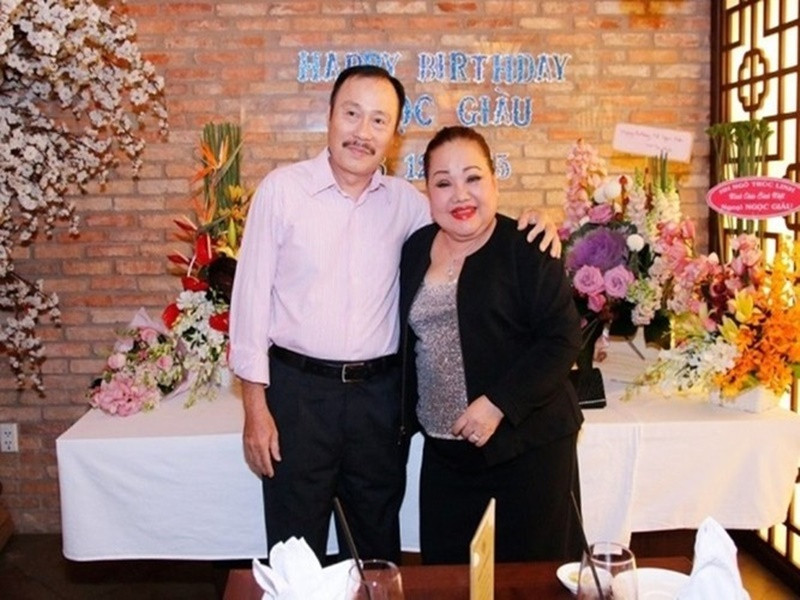 “Từ lúc quen nhau và đi tới hôn nhân, đến nay, chúng tôi luôn sống chung thủy, lấy hạnh phúc gia đình là mục đích cao nhất để vun đắp và vượt qua những khó nhọc trên con đường nghệ thuật. Nhất là trong lúc này, bước vào tuổi già với nhiều bệnh tật, chúng tôi lại có nhau, luôn ở bên cạnh động viên, an ủi. Tôi không có khái niệm gì về ngày tình yêu, bởi đối với tình nghĩa vợ chồng thì ngày nào cũng là ngày Valentine đối với tôi”, bà chia sẻ thêm. Ảnh: Vietnamnet.