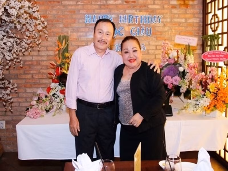 “Từ lúc quen nhau và đi tới hôn nhân, đến nay, chúng tôi luôn sống chung thủy, lấy hạnh phúc gia đình là mục đích cao nhất để vun đắp và vượt qua những khó nhọc trên con đường nghệ thuật. Nhất là trong lúc này, bước vào tuổi già với nhiều bệnh tật, chúng tôi lại có nhau, luôn ở bên cạnh động viên, an ủi. Tôi không có khái niệm gì về ngày tình yêu, bởi đối với tình nghĩa vợ chồng thì ngày nào cũng là ngày Valentine đối với tôi”, bà chia sẻ thêm. Ảnh: Vietnamnet.