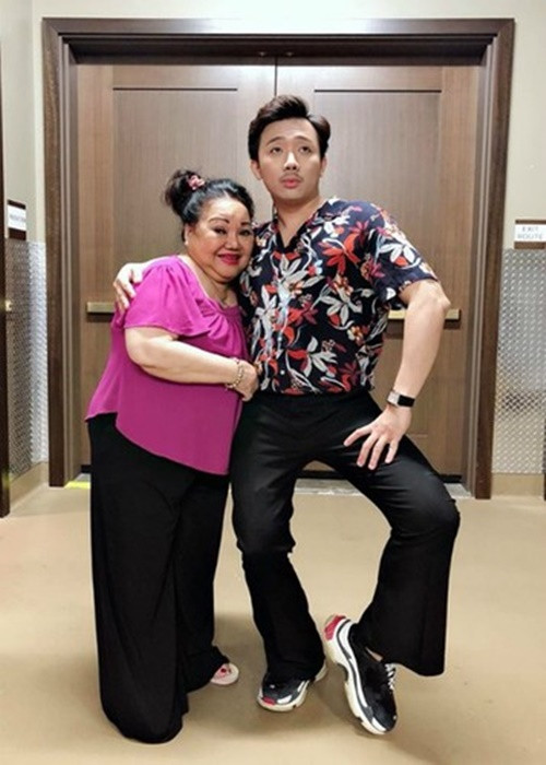 Nghệ sĩ Ngọc Giàu từng bị một người giả mạo MC Trấn Thành gọi điện thoại xin tiền và yêu cầu không nên tỏ ra thân thiết trong hậu trường vì sẽ có người ghen tỵ. Vì tin lời lừa gạt, bà tỏ ra lạnh nhạt với Trấn Thành cho đến khi sự thật được phơi bày. Ảnh: Dân Việt.