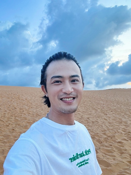 Doãn Quốc Đam thích kẻ mắt, sơn móng tay. Sở thích này anh có từ khi học trung học. Ảnh: FBNV.