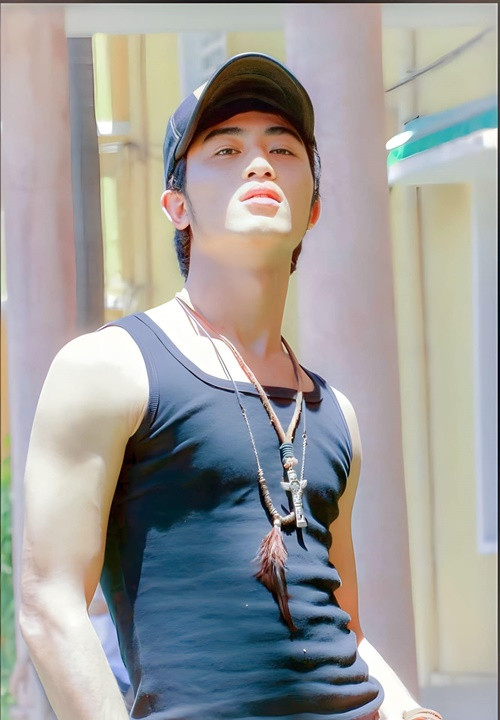 Trong cuộc phỏng vấn với Dân Trí, nam diễn viên cũng bày tỏ muốn sống yên bình hơn, ít xô bồ hơn. “Thật ra, đã từ lâu tôi muốn có cảm giác được lê la vỉa hè, được ra đường buổi đêm, uống một vài lon bia, ngắm đường phố Hà Nội nhưng không được nữa rồi. Như vậy sẽ có người nhận ra, khiến mình không tự nhiên...". Ảnh: FBNV.