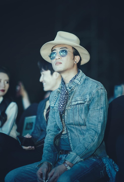 Nam diễn viên không thích sự nổi tiếng. "Với các diễn viên, nghệ sĩ khác có thể rất quan tâm đến việc bây giờ tên tuổi của mình còn "hot" hay không, mình còn phủ sóng tốt hay không, mình còn có tiếng hay không nhưng thực chất bản thân tôi từ xưa tới nay không thích sự nổi tiếng, không thích bị công chúng quan tâm vào đời tư cá nhân, cuộc sống. Lúc đi chơi hay là đi giao lưu bạn bè, tôi thích nhất là không ai biết mình", Doãn Quốc Đam chia sẻ trên VTV. Ảnh: FBNV.