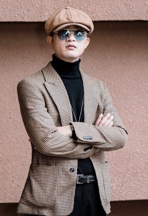 Doãn Quốc Đam chia sẻ trên VOV, có những lúc anh cảm thấy mình hơi ích kỷ. “Tại sao người ta lo được cho gia đình của người ta, mà mình vẫn cứ lom dom như thế. Lắm lúc có việc nọ việc kia, để giải quyết được phải có kinh tế mới lo được. Tôi cũng cảm thấy tự áy náy, có những lúc nghĩ thôi bây giờ làm tiền thôi, bớt suy nghĩ, bớt quan tâm đến việc bây giờ có ai bảo mình diễn cũng được, miễn là mình có tiền. Không hiểu sao đến lúc đọc kịch bản xong, đọc xong thấy không vào được, thấy nhân vật mình không thích”, anh nói. Ảnh: FBNV.