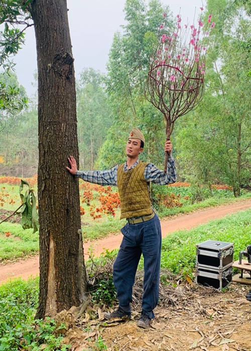 Khi một khán giả hỏi bí kíp săn được vé phim Đào, phở và piano, Doãn Quốc Đam hài hước khuyên hãy ra quầy vé, xưng là phụ trách phục trang cho phim xem có được ưu tiên hơn không. Ảnh: FBNV.