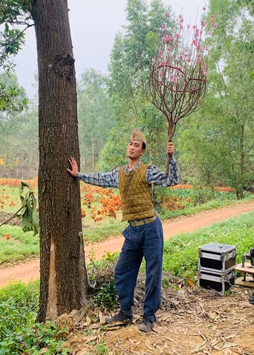 Khi một khán giả hỏi bí kíp săn được vé phim Đào, phở và piano, Doãn Quốc Đam hài hước khuyên hãy ra quầy vé, xưng là phụ trách phục trang cho phim xem có được ưu tiên hơn không. Ảnh: FBNV.