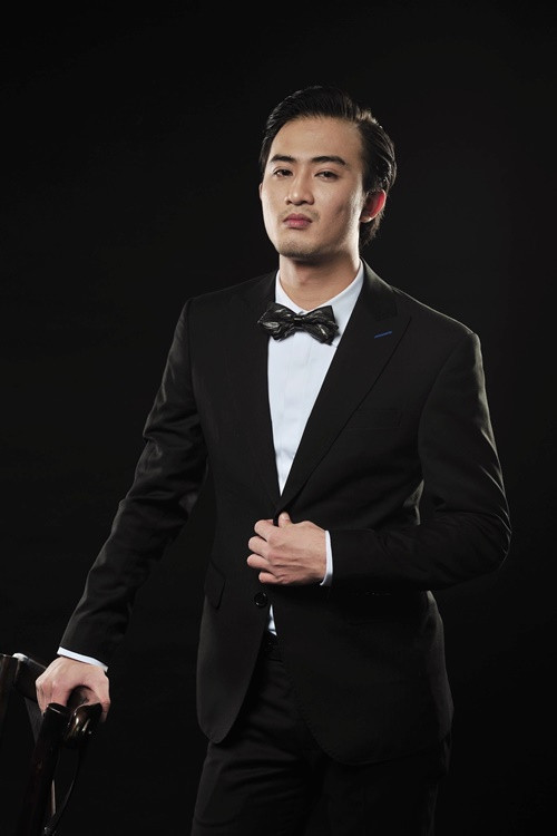 "Hoặc mình muốn lê la một chút thì mọi người lại nói nhìn tôi trông không ra diễn viên. Diễn viên gì mà lại như vậy. Tôi vẫn muốn được trở lại cảm giác không ai biết mình là ai để mình không bị để ý. Tất nhiên, tôi vẫn chưa là gì để được để ý quá nhưng cũng có một chút mất tự do”, anh nói. Ảnh: FBNV.