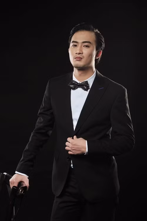 "Hoặc mình muốn lê la một chút thì mọi người lại nói nhìn tôi trông không ra diễn viên. Diễn viên gì mà lại như vậy. Tôi vẫn muốn được trở lại cảm giác không ai biết mình là ai để mình không bị để ý. Tất nhiên, tôi vẫn chưa là gì để được để ý quá nhưng cũng có một chút mất tự do”, anh nói. Ảnh: FBNV.