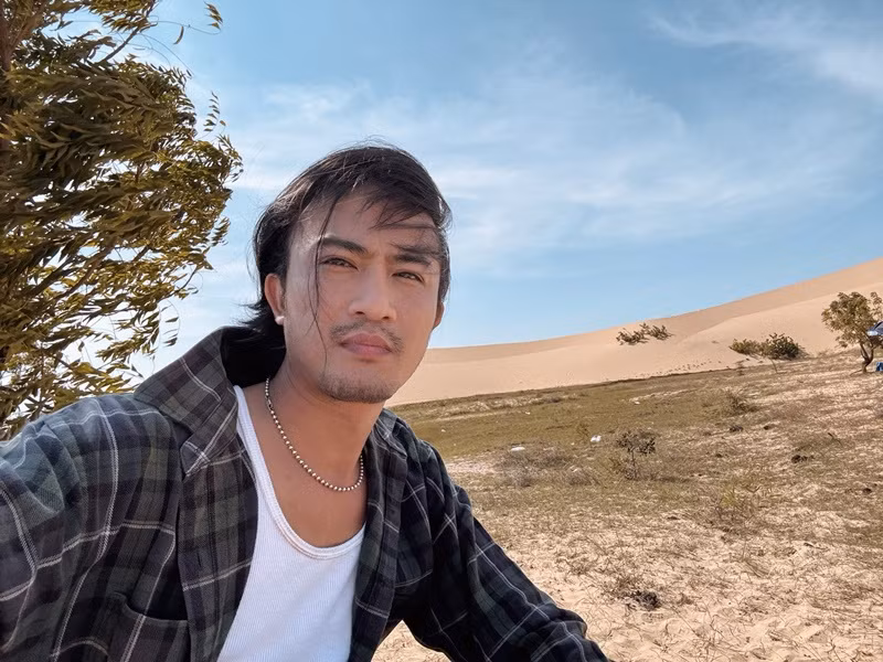 “Có những cái áo mới tôi tự cắt mà nhìn vào bạn tưởng bị gián nhấm. Hay tất cả các phụ kiện tôi đeo thường là tự tay mua về xong phá ra làm lại”, anh nói. Ảnh: FBNV.