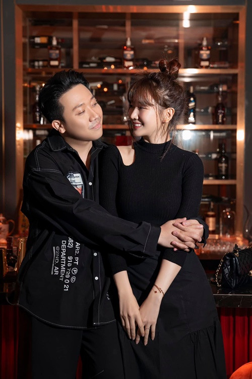 Hành động quan tâm, chăm sóc vợ hết lòng của Trấn Thành được người hâm mộ khen ngợi anh là ông chồng quốc dân. Ảnh: FBNV.