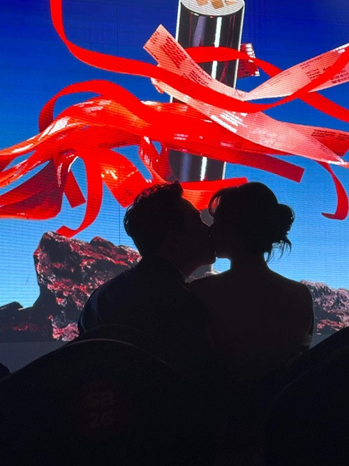 Nam MC luôn "nịnh" vợ. Mới đây, dịp Valentine, Trấn Thành nhắn nhủ Hari Won: "Vợ! Anh chỉ muốn nói với em điều thôi: "Thế gian này rất đông người, đã gặp được nhau, nếu có thể, hãy ở lại luôn nhé!". Yêu bà xã của anh". Ảnh: FBNV.