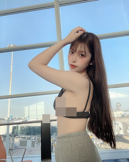 Hot girl xinh đẹp mặc áo ngực, quần thể thao tại sân bay khiến nhiều người đỏ mặt quay đi.