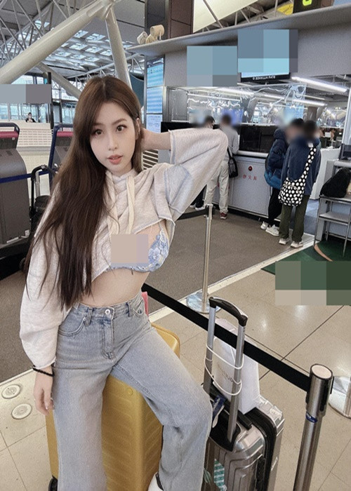 Không chỉ ở sân bay, cô nàng diện nội y ở nhiều nơi công cộng khác.