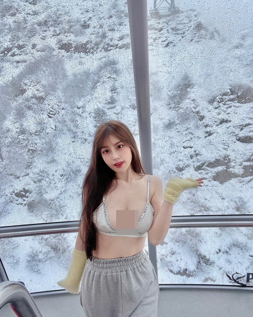 Hot girl người Đài Loan cởi áo, chỉ diện nội y để khoe dáng bất chấp cái lạnh.