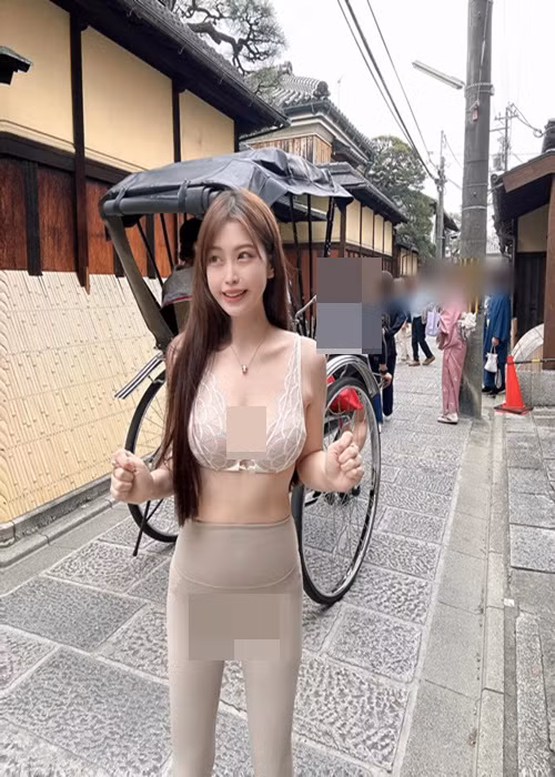 Yumia mặc nội y cùng quần tập gym khi đi du lịch.