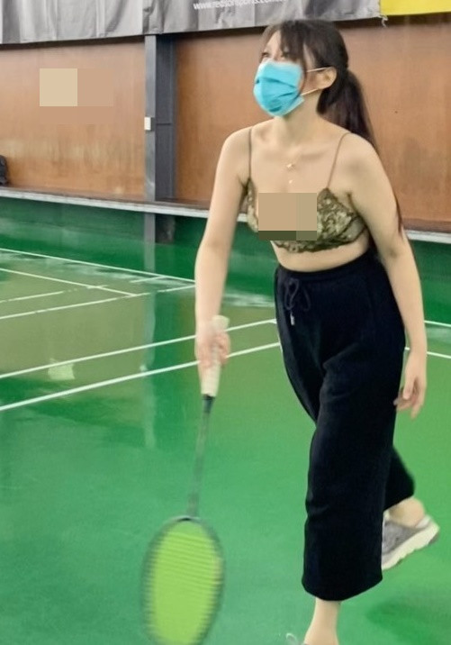 Yumi còn mặc nội y khi chơi cầu lông.