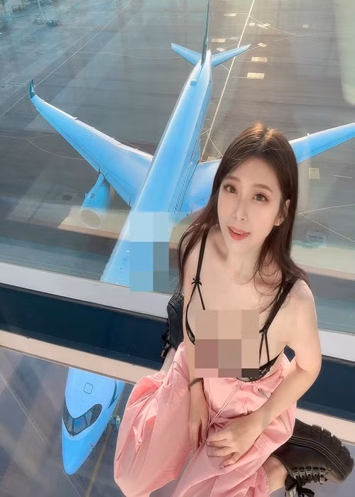 Cô nàng chẳng ngại diện nội y tại sân bay.