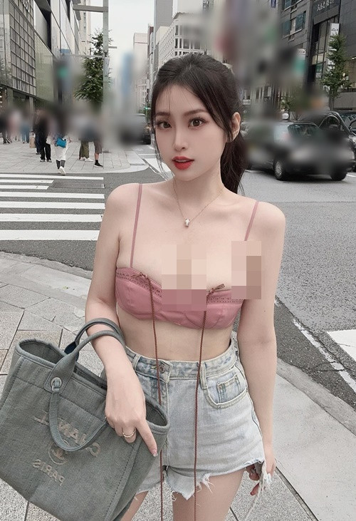 Việc cô nàng mặc nội y hoặc trang phục ngắn cũn cỡn nơi công cộng được cho là chỉ muốn gây chú ý.