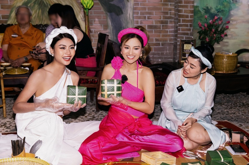 Vũ Thu Phương khoe chiếc bánh chưng xanh đẹp mắt.