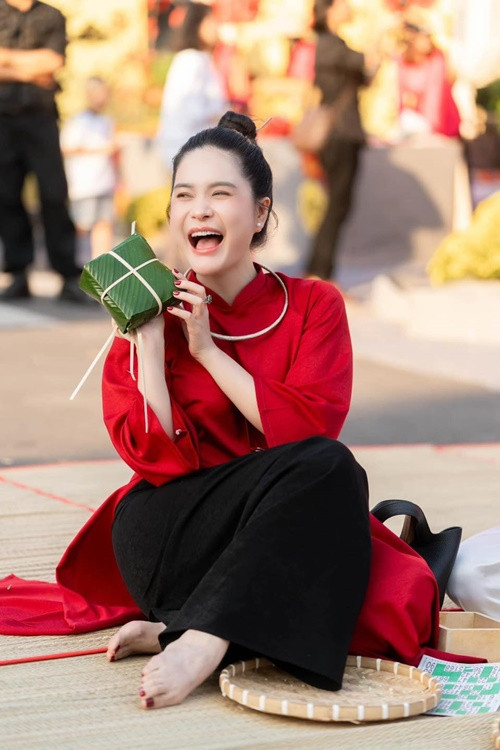 Nữ ca sĩ thích thú khoe thành quả.