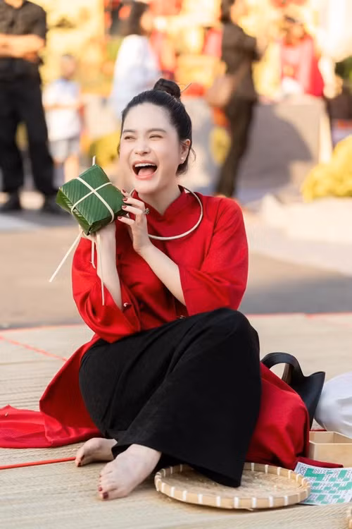 Nữ ca sĩ thích thú khoe thành quả.