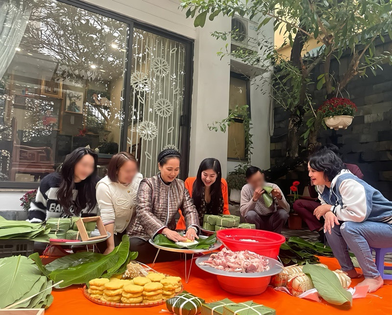 Tại nhà nghệ sĩ Trà My, NSND Lan Hương cùng các ca sĩ, diễn viên... gói bánh chưng.