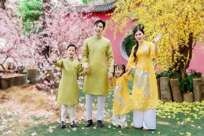 Đón Tết, Thu Thuỷ cùng chồng và các con còn chụp ảnh diện áo dài.