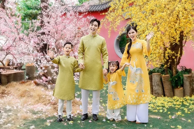 Đón Tết, Thu Thuỷ cùng chồng và các con còn chụp ảnh diện áo dài.