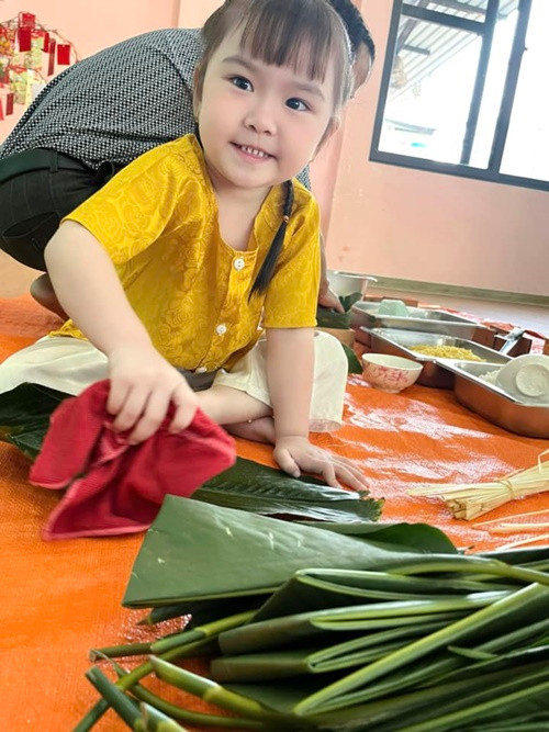 Ca sĩ Thu Thuỷ khoe ảnh con gái lau lá để gói bánh chưng.