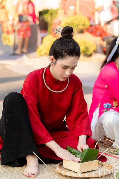 Đoàn Di Băng cũng gói bánh chưng đón Tết Nguyên đán 2024.