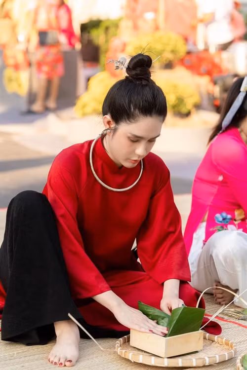 Đoàn Di Băng cũng gói bánh chưng đón Tết Nguyên đán 2024.