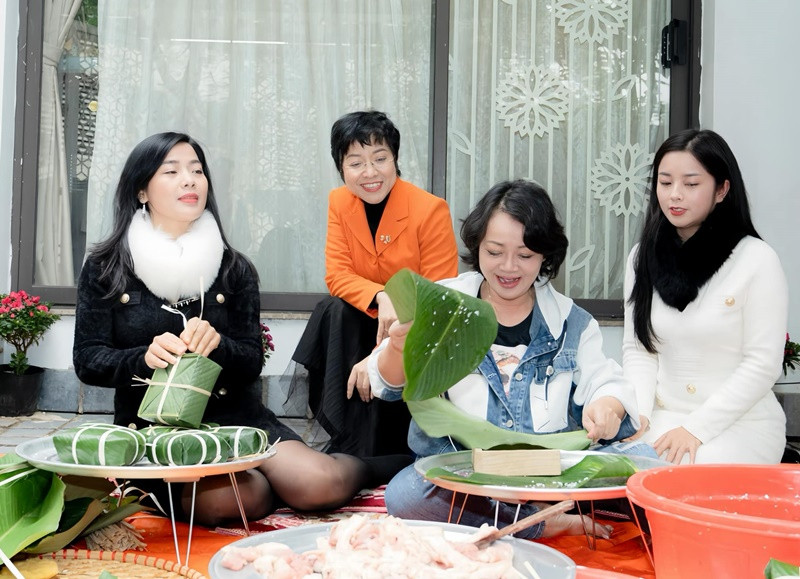 Nghệ sĩ Trà My (thứ ba bên trái) chia sẻ trên Vietnamnet, Tết đến là thời điểm các đồng nghiệp rất bận. Tuy nhiên, cô vẫn muốn "kéo" mọi người về nhà mình cùng nhau gói bánh chưng, lưu giữ nét văn hoá đẹp đẽ của người Việt, cũng là một khoảng lặng để các nghệ sĩ thân thiết gắn kết hơn nữa.