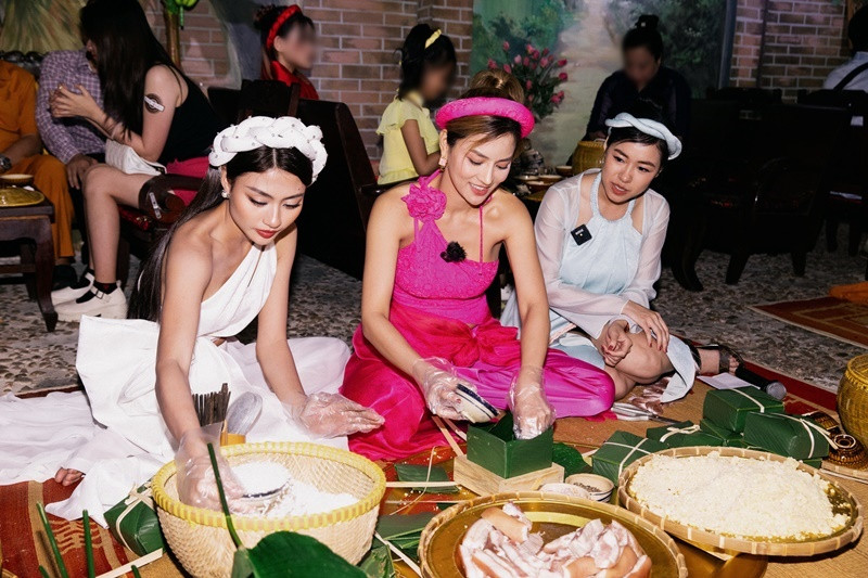 Vũ Thu Phương (ở giữa) cũng là sao Việt gói bánh chưng đón Tết Nguyên đán 2024.