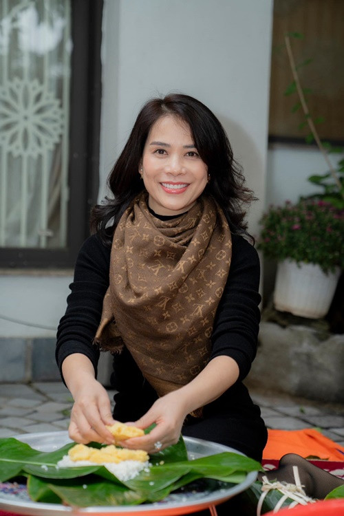 Ý Lan - bạn gái nghệ sĩ Chí Trung cũng trổ tài đảm đang.