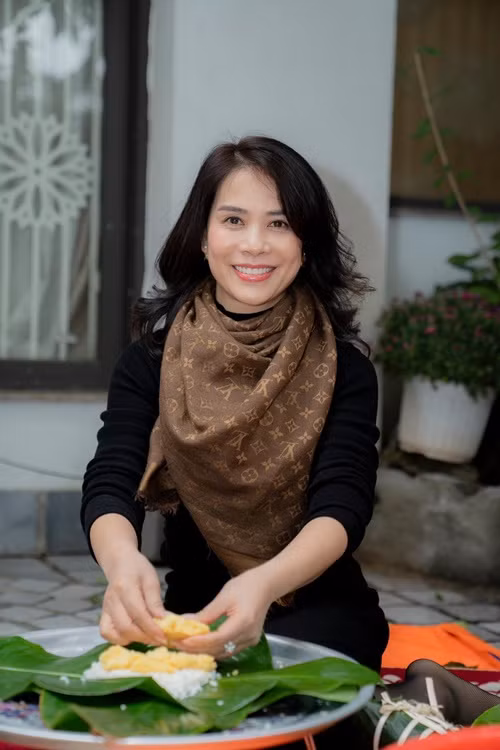 Ý Lan - bạn gái nghệ sĩ Chí Trung cũng trổ tài đảm đang.