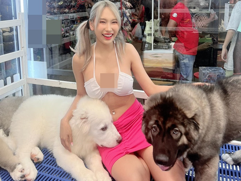 Aomsin không ngại diện trang phục hở táo bạo để khoe dáng.