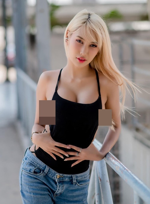 Aomsin "thả rông" vòng một trên phố.