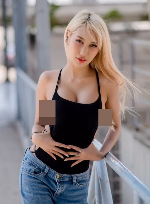 Aomsin "thả rông" vòng một trên phố.