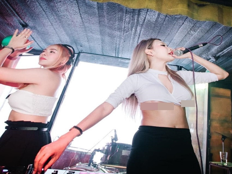 Mặc thiếu vải, cô nàng từng hớ hênh. Cụ thể, trong một đêm diễn, hot girl xinh đẹp mặc áo croptop, không may lộ miếng dán ngực.