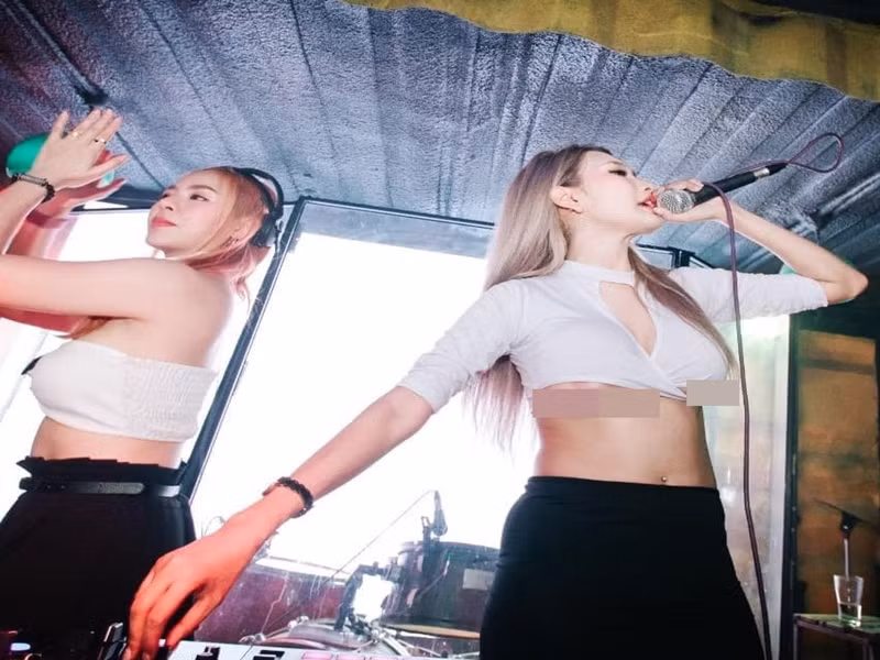 Mặc thiếu vải, cô nàng từng hớ hênh. Cụ thể, trong một đêm diễn, hot girl xinh đẹp mặc áo croptop, không may lộ miếng dán ngực.